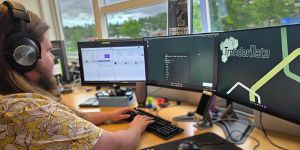 Benjamin Teknikker utfører fjernhjelp og hjelper en privat person i sin serviceavtale