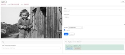 Gammelt svart-hvitt fotografi vist i et moderne redigeringsvindu med fokus på metadata og tagging.