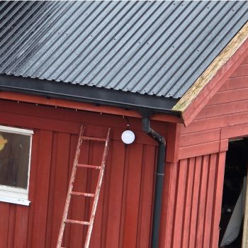 TP‑Link Omada utstyr montert på låvevegg